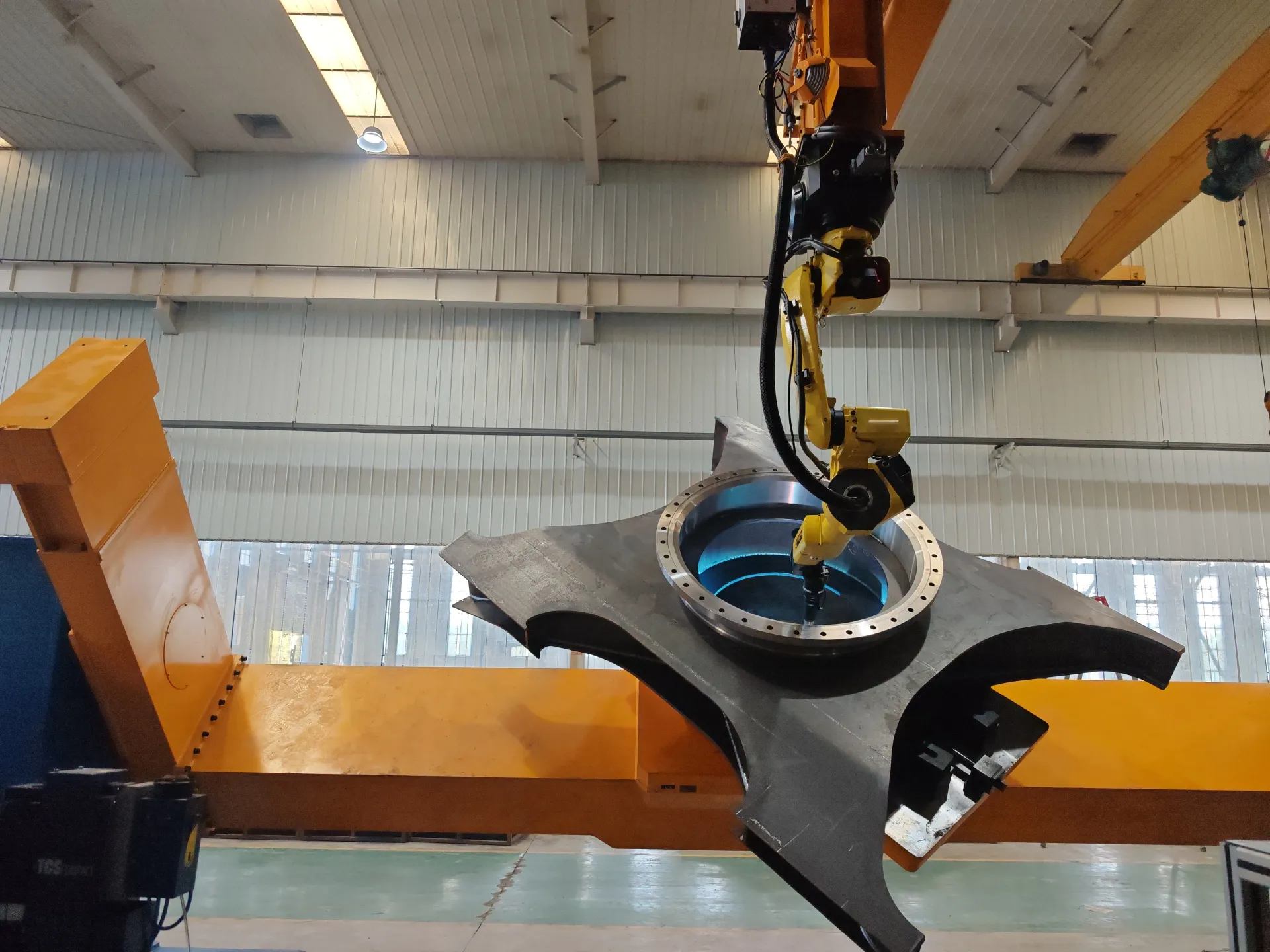 バケット大組立｜内容02の実プロジェクト。ワークとロボット／治具が分かる匿名化写真。